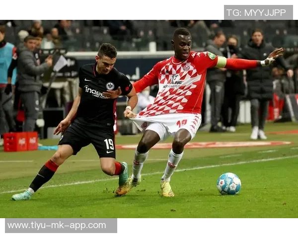 德甲联赛分析拜仁多特继续领跑法兰克福主场表现堪忧